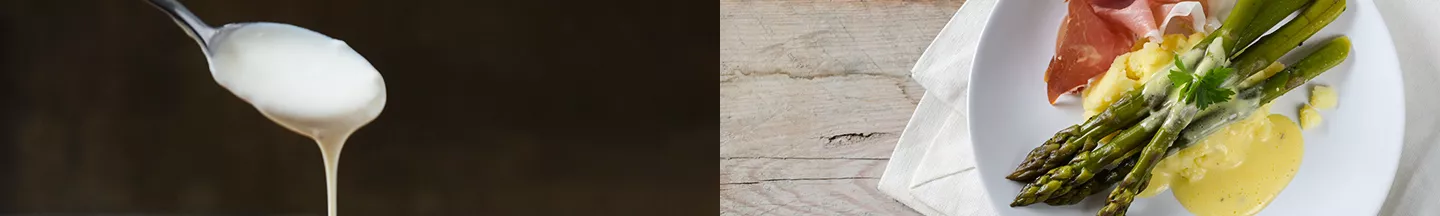 Links ein Löffel mit einer hellen Sauce und rechts grüner Spargel und Schinken mit Sauce Hollandaise serviert.