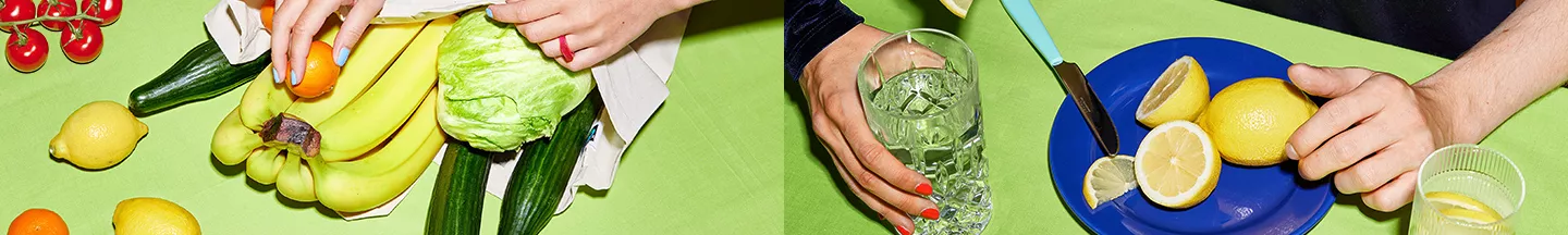 Rechts eine Person, die sich eine Zitrone aufgeschnitten hat und Wasser trinkt, daneben eine Einkaufstasche mit mehr Obst.