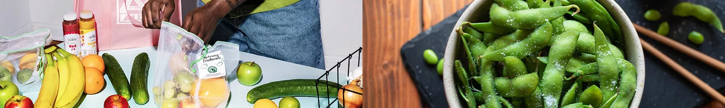 Links greift jemand in eine Tüte mit hellen Trauben, daneben eine Schüssel mit Edamame Bohnen.