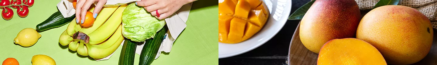 Rechts drei frische Mangos, eine davon ausgeschnitten, rechts eine Einkaufstasche mit Obst und Gemüse.