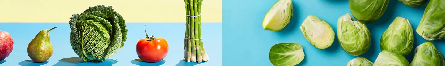 Links steht frisches Gemüse aufgereiht nebeneinander, rechts Rosenkohl auf hellblauem Grund.