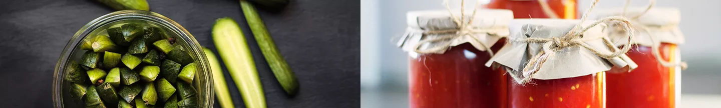 Links ein offenes Glas eingelegte Gurken von oben, rechts Weckgläser mit Marmelade. 
