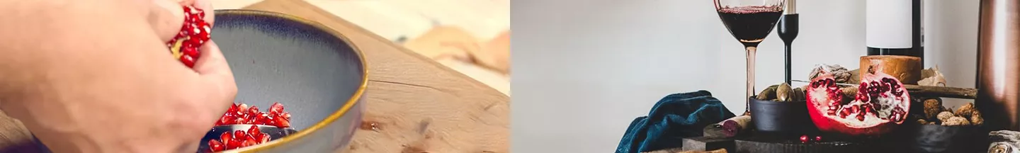 Links wird ein Granatapfel geschält, rechts liegt ein offener Granatapfel auf einem Snackboard neben einem Glas Rotwein. 