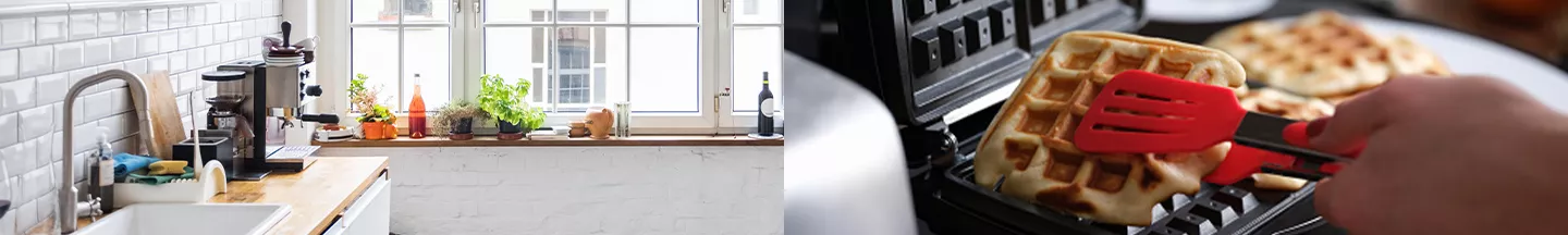 Küchenzeile mit Kaffeemaschine am Fenster sowie Person, die Waffeln aus Waffeleisen nimmt.