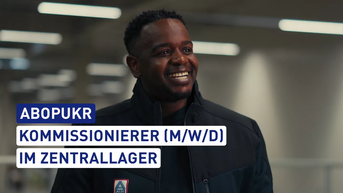 männlicher Kommissionierer lächelt in die Kamera. Er trägt Berufskleidung von ALDI Nord. 