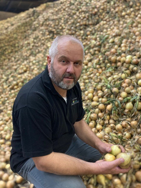 Uienteler Frans Nevels van Scholtenszathe in Drente met de duurzame uien van ALDI