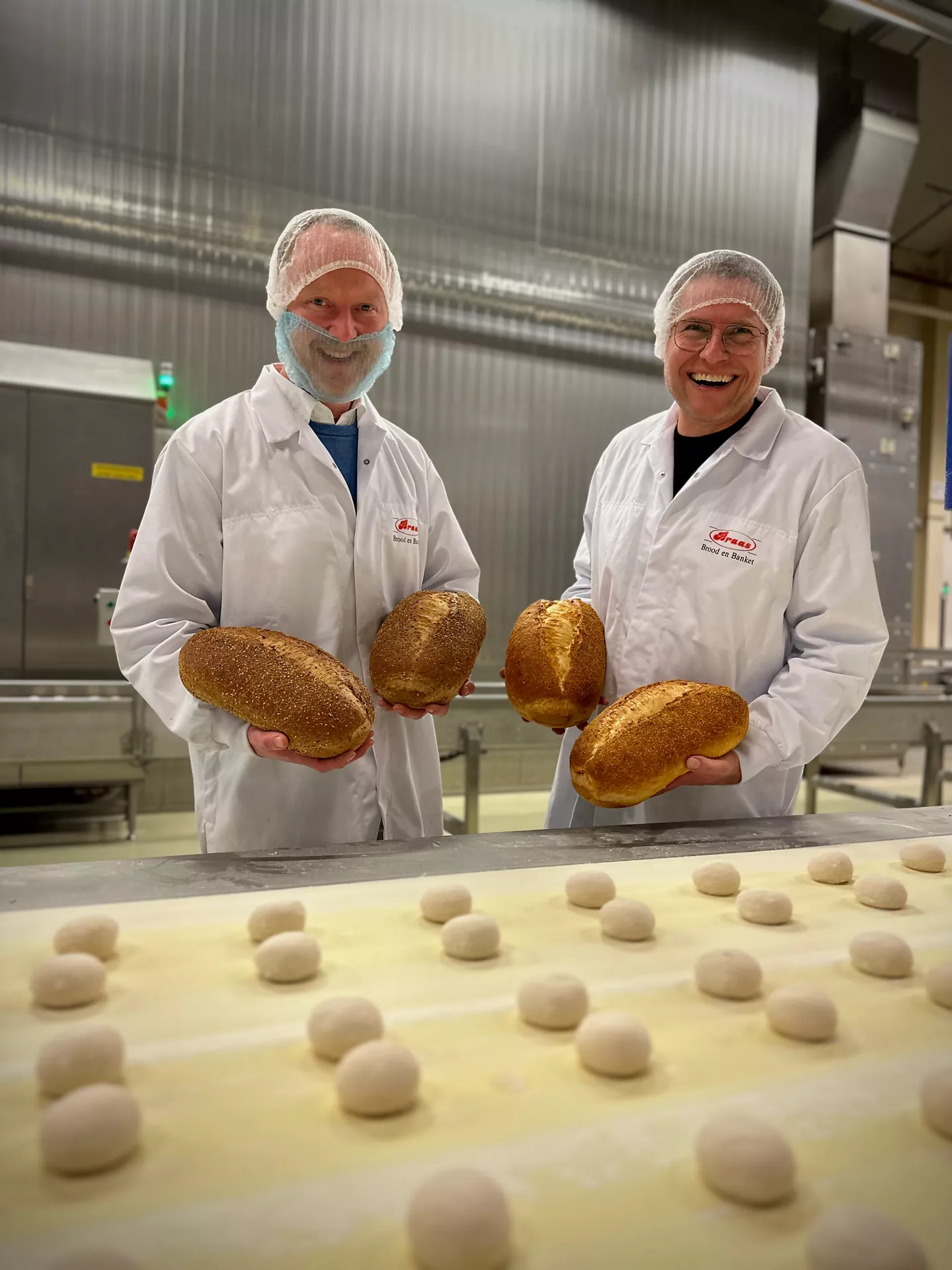 Brian Braas van bakkerij Braas in Obdam met de broden die hij aan ALDI levert.