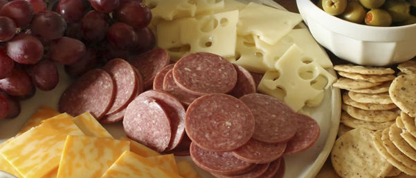 Borrelhapjes kaas worst druiven olijven en meer