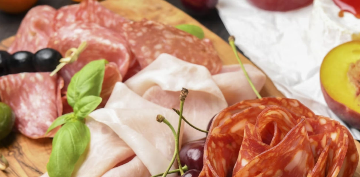 Vlees borrelplank salami ham olijf