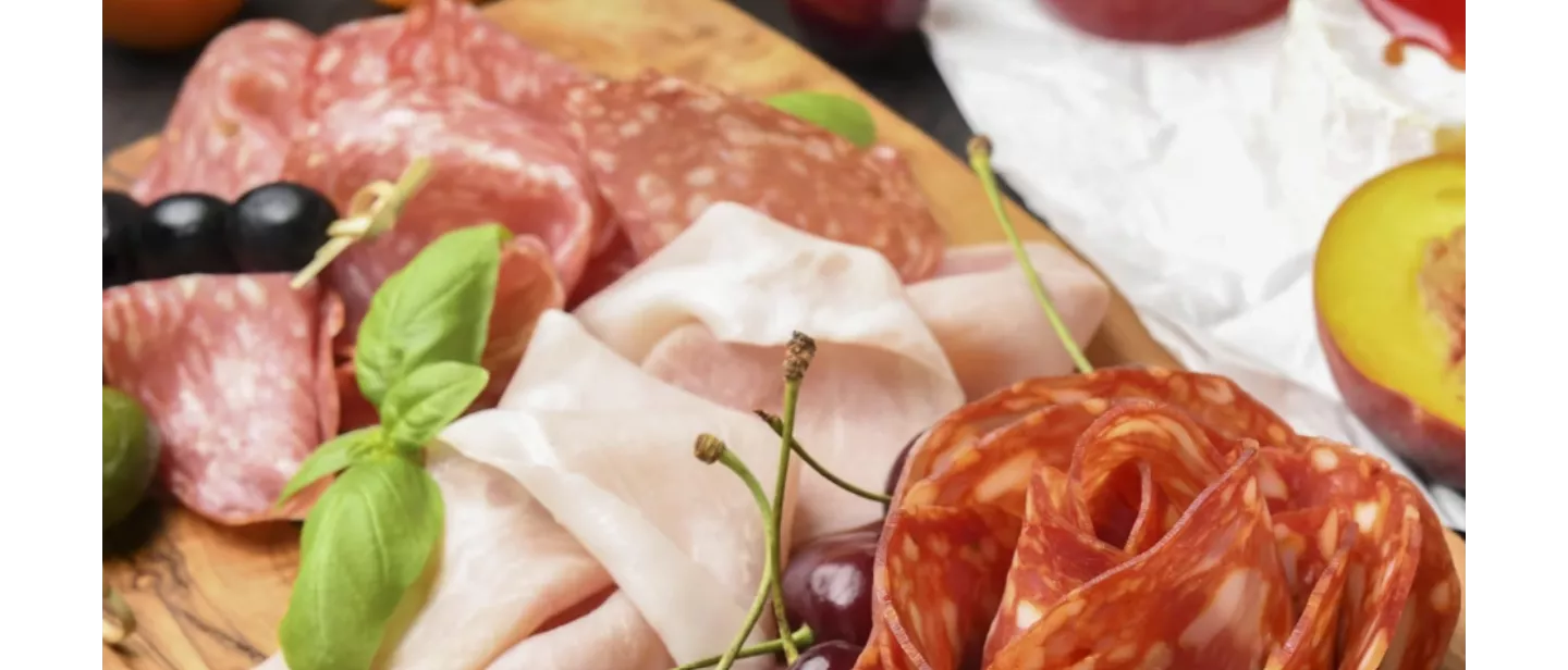 Vlees borrelplank salami ham olijf