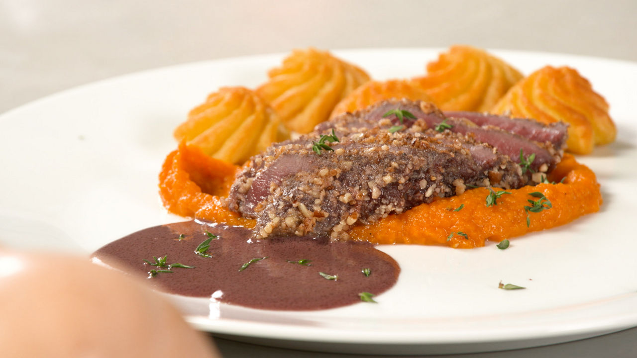 Hertenbiefstuk met notenkorstje, pompoenpuree, rode wijnsaus en pommes duchesse	
