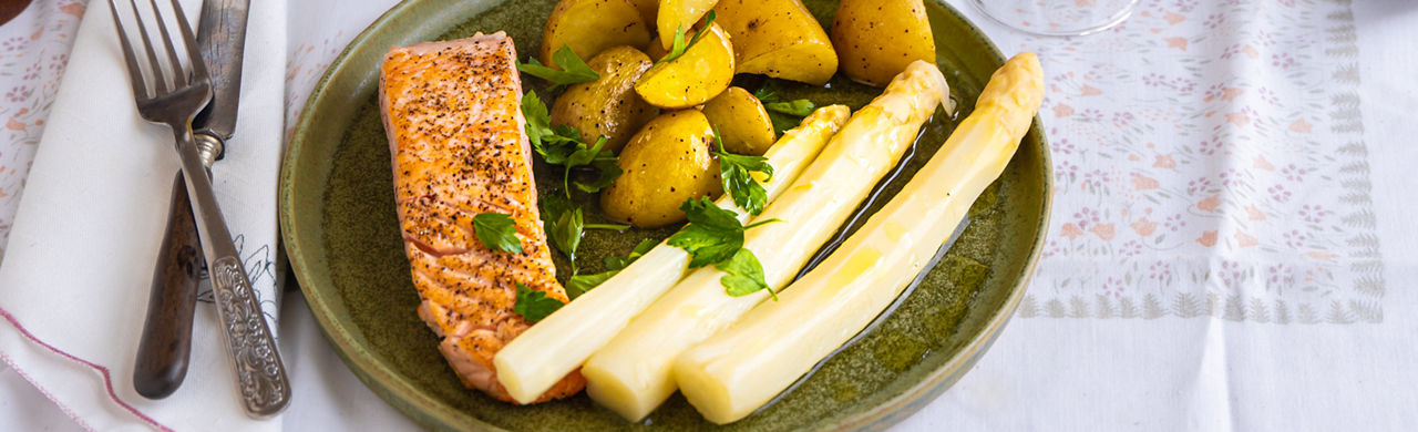 Asperges met zalm, botersaus en knoflookaardappeltjes