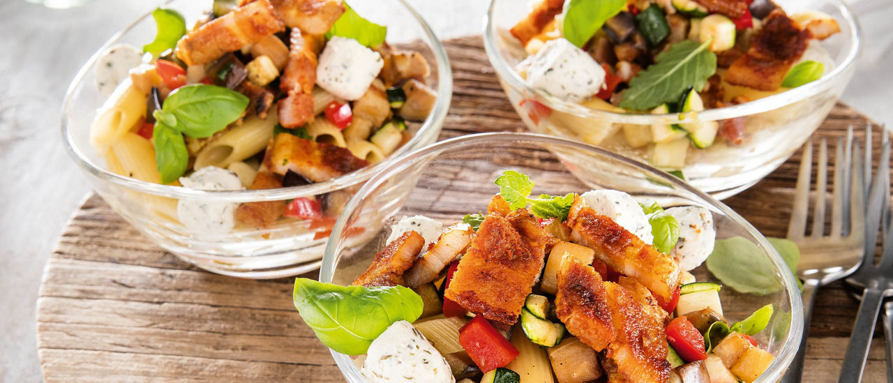 Pasta met speklapjes, gegrilde groenten en een peterseliepesto bij ALDI