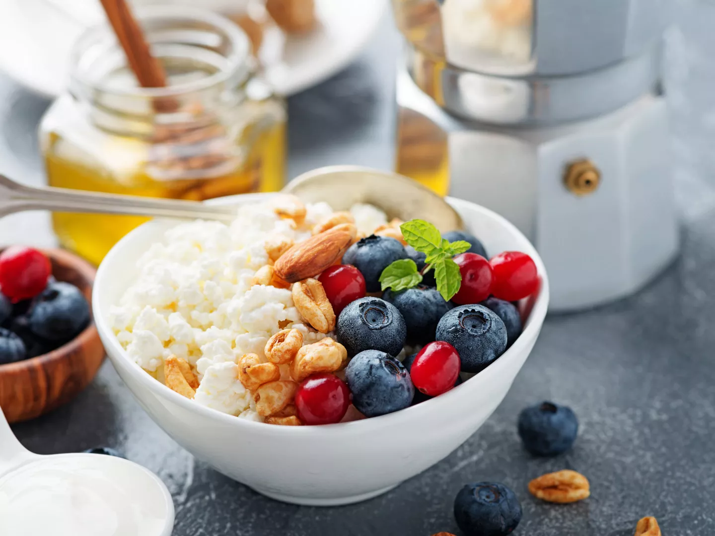 Cesto hortalizas verduras y frutaBowl de muesli, frutos silvestres, miel y queso fresco 