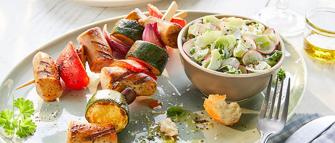 Braadworstspiesen met een salade van komkommer en radijsjes - ALDI Supermarkten