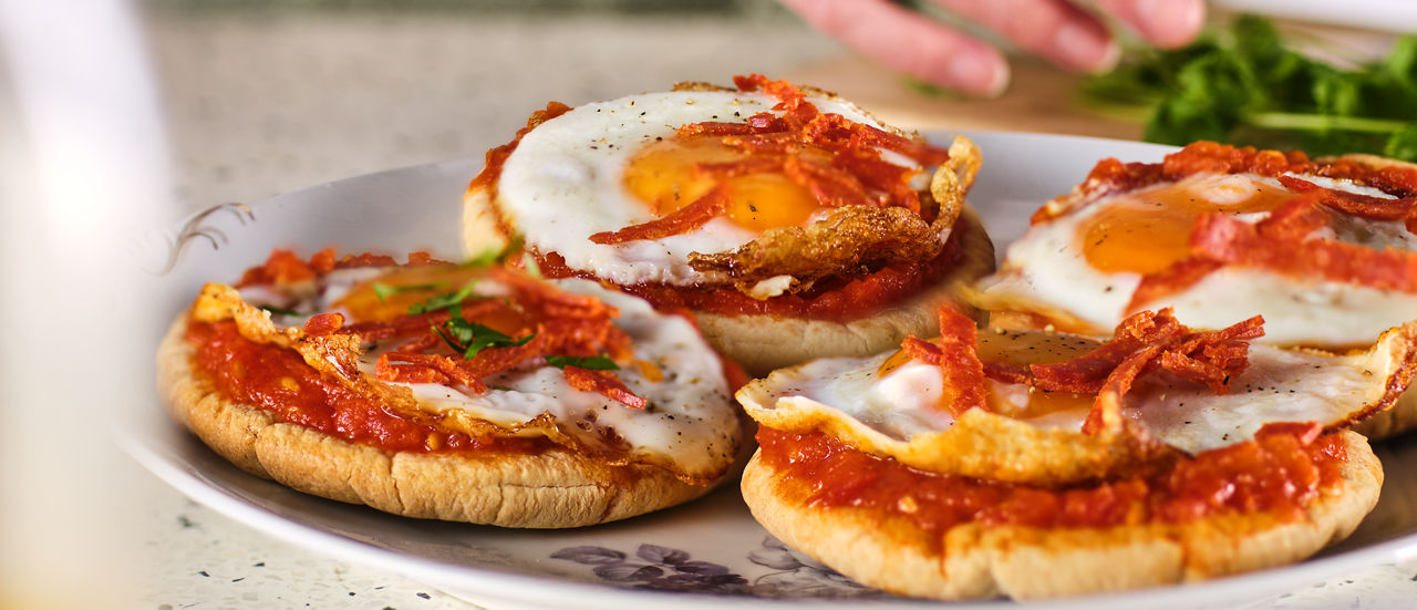 Spaanse ontbijtpizza’s met spiegelei en chorizo