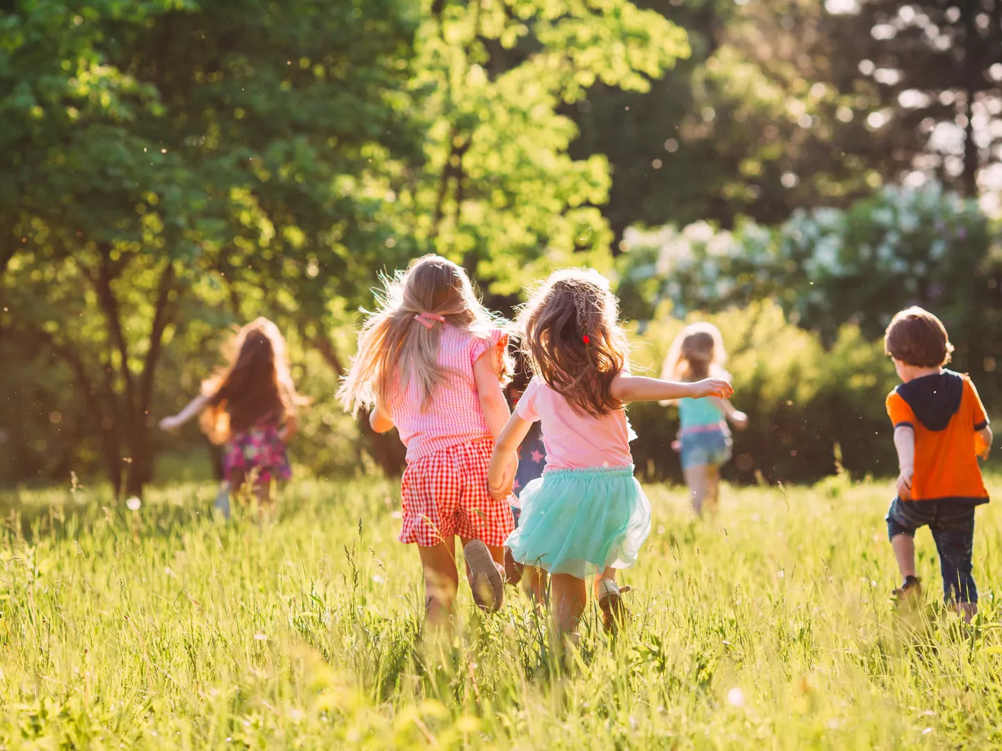 Grupo de niños y niñas haciendo juegos al aire libre
