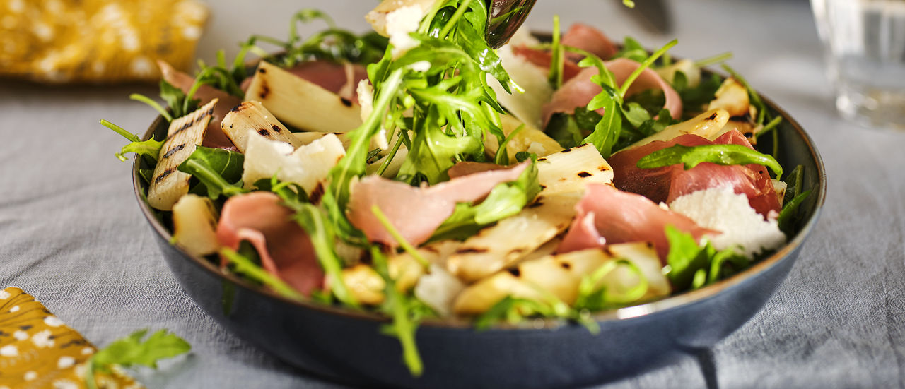 Geroosterde-aspergesalade met rucola en rauwe ham - ALDI.nl
