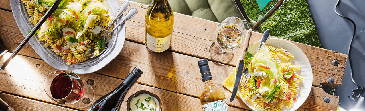 Salade met gegrilde barbecuesla, honingspek en blauwe-kaasdressing 