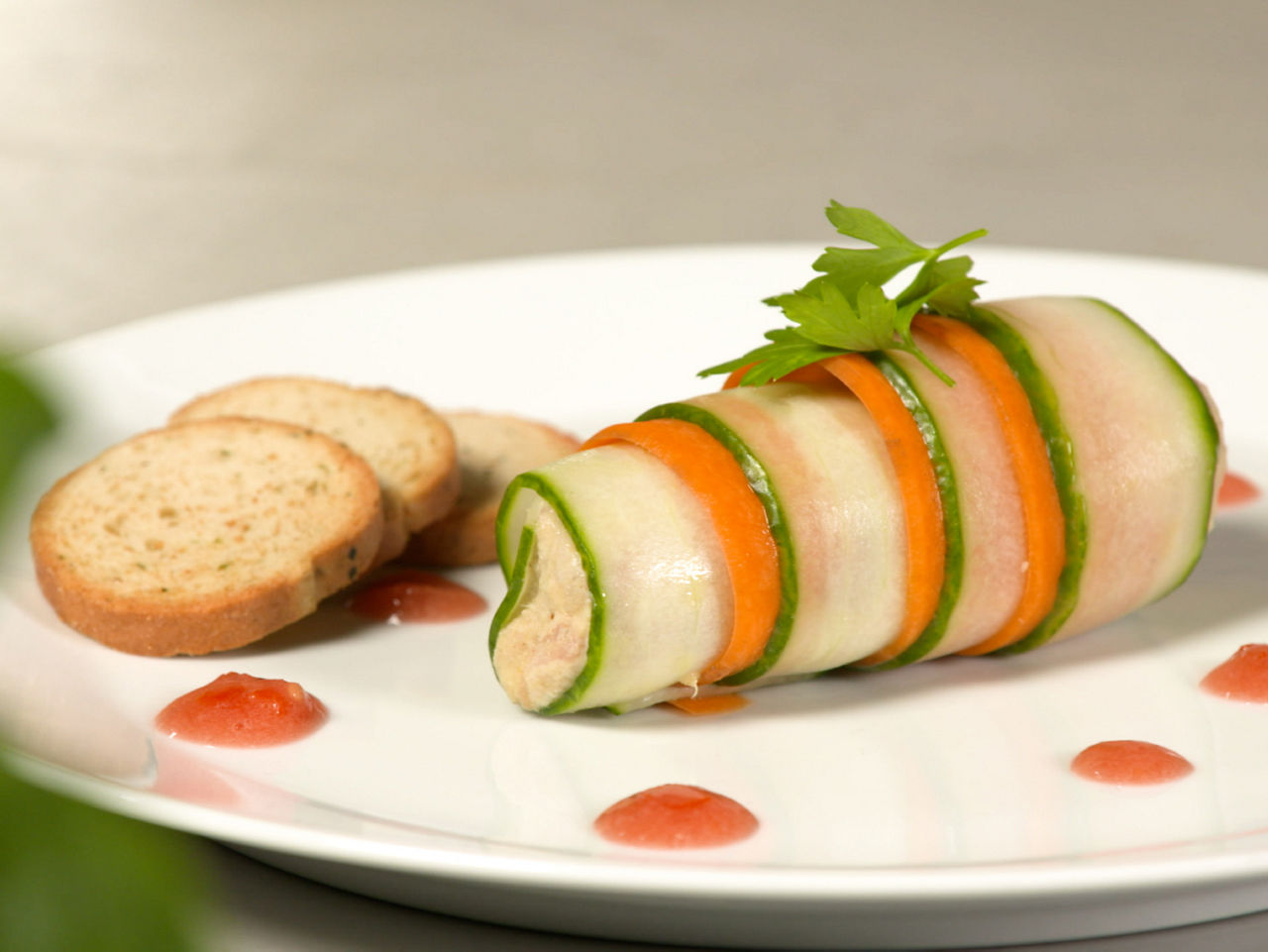 Rouleau met gerookte makreel en tomatendressing  