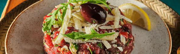 Italiaanse steak tartaar met Parmezaanse kaas en pesto 