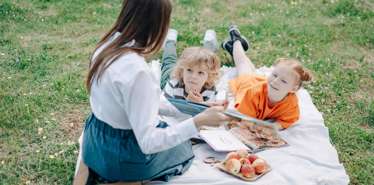 Familia comiendo en el césped