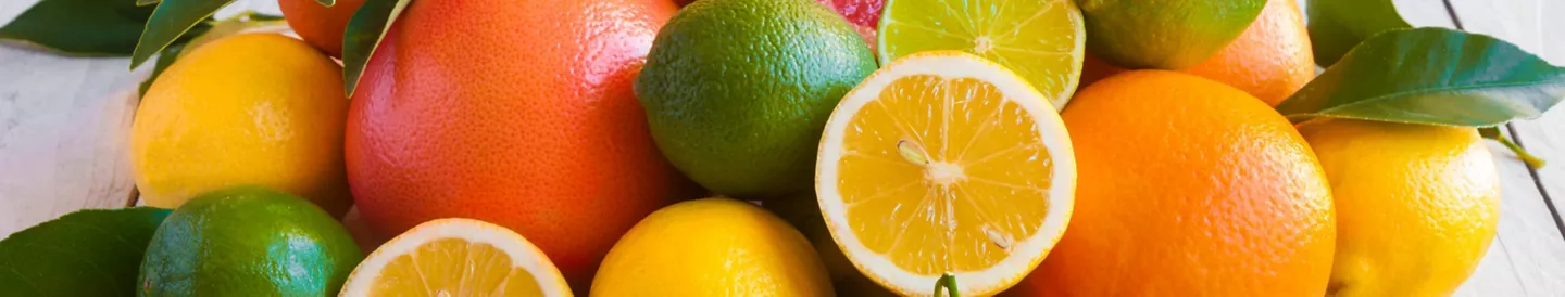 Variedad de frutos cítricos: pomelo, naranja, lima…