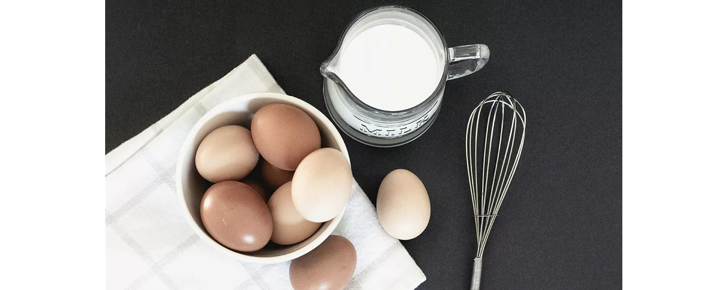 Mezcla inicial de huevos y leche para preparar la masa de las crepes