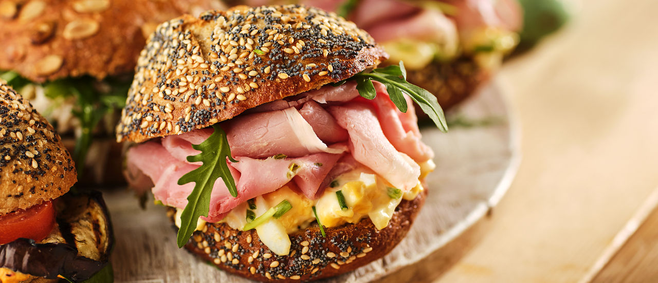 Paasbroodjes met eiersalade en aspergeham