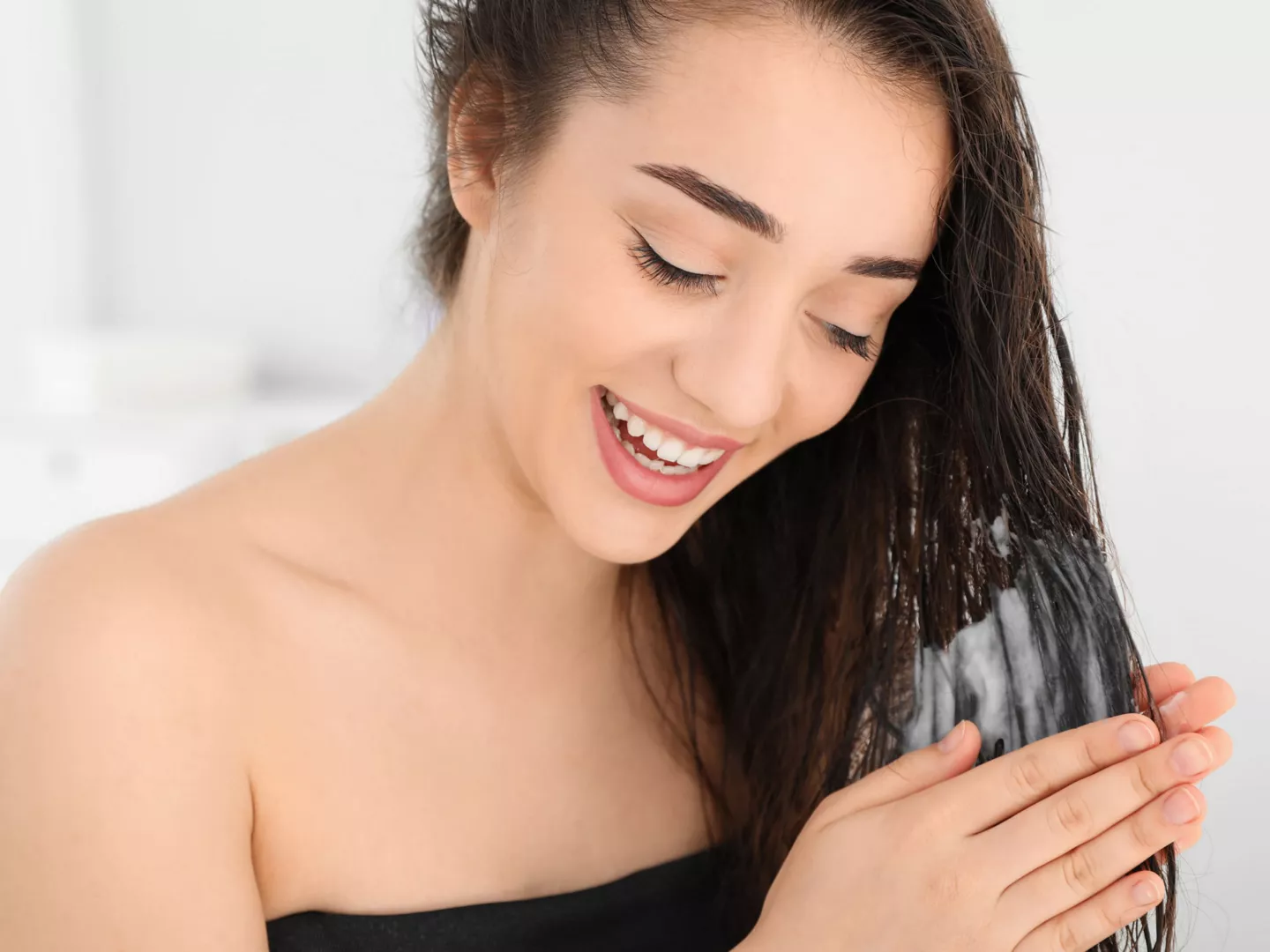 Mujer aplicándose mascarilla casera pelo