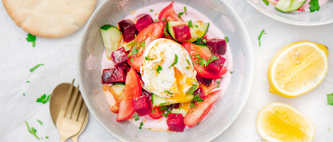 Labneh (hartige yoghurtdip) met tomatensalade en gepocheerd ei - ALDI Supermarkten
