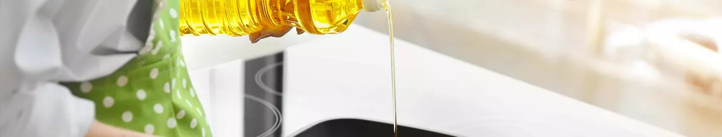 Persona cocinando con aceite de girasol