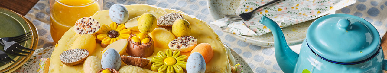 Feestelijke cheesecake met paasdecoratie 