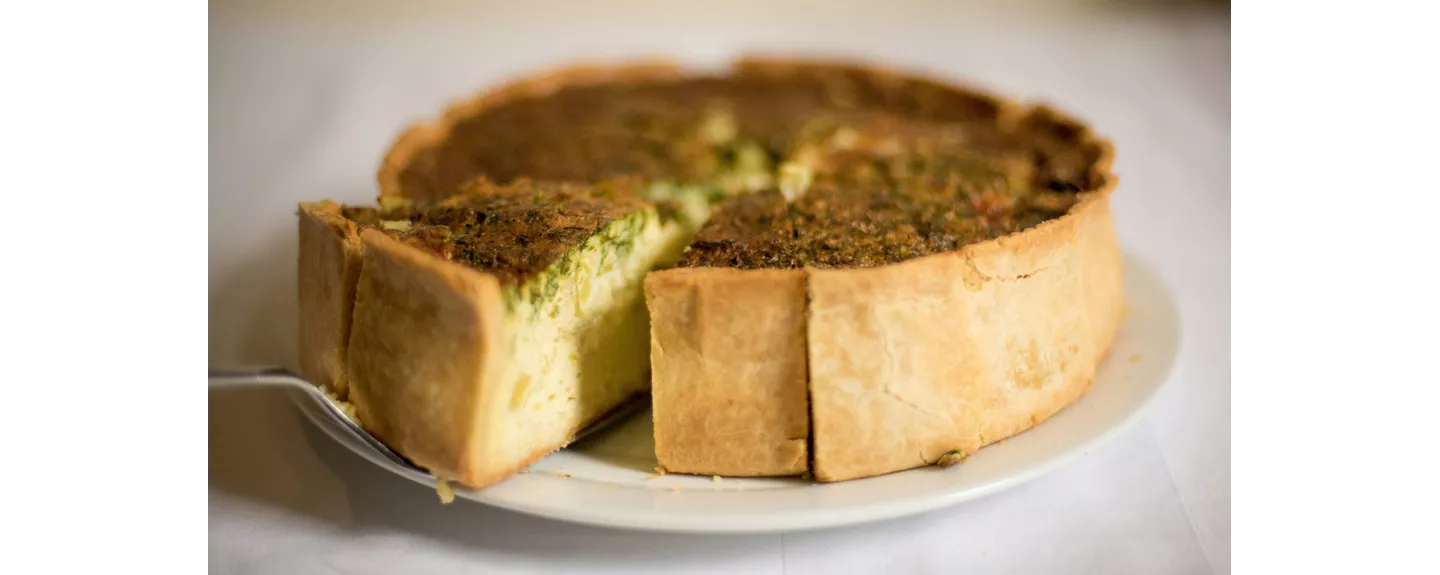 Idea de picoteo con quiche de rúcula y pistachos