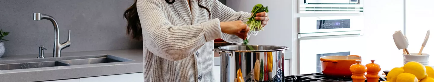 Persona cocinando al vapor
