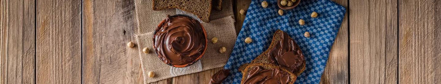 Crema de praliné de avellanas en un cuenco de madera