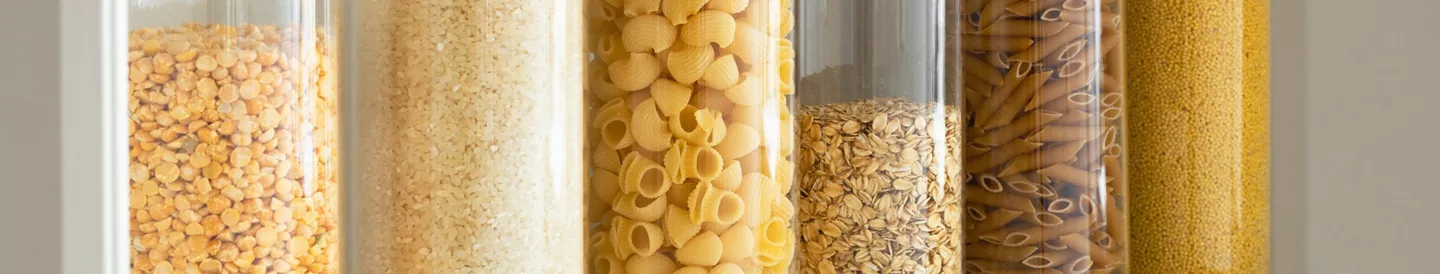 Despensa ordenada botes vidrio herméticos clasificar alimentos