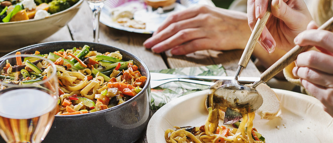 Koude noedelsalade met aubergine
