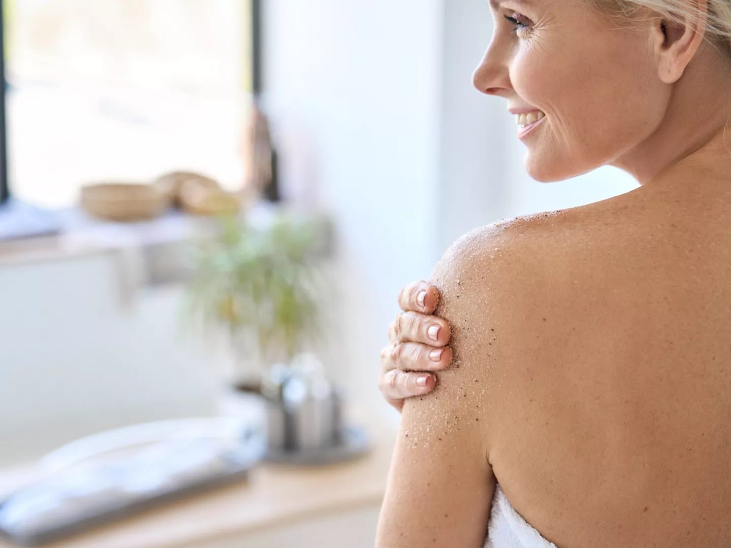 Mujer exfoliar piel
