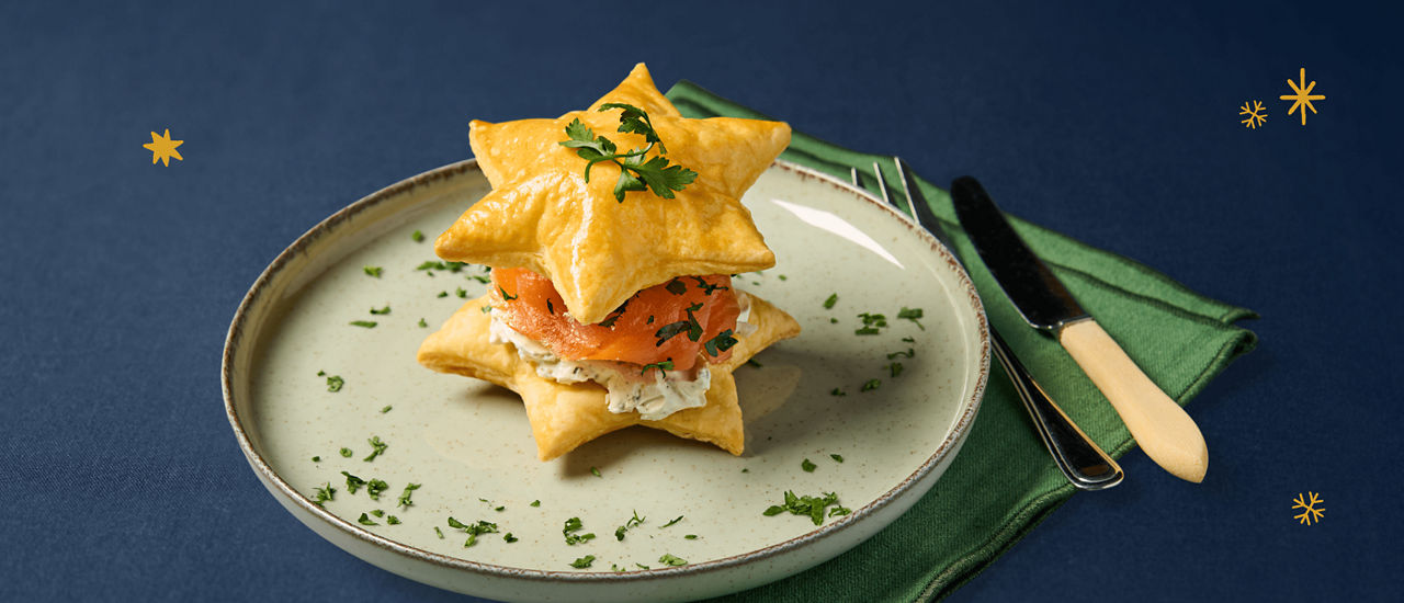 Bladerdeegsterren met zalm en roomkaas