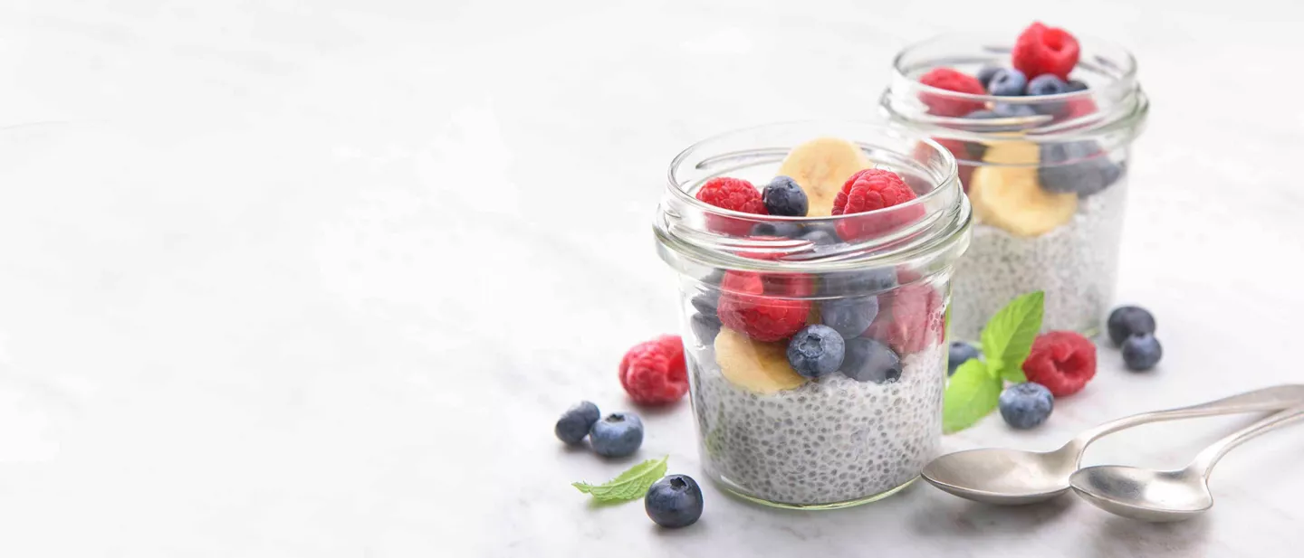 Pudding de chía con frutos rojos y plátano