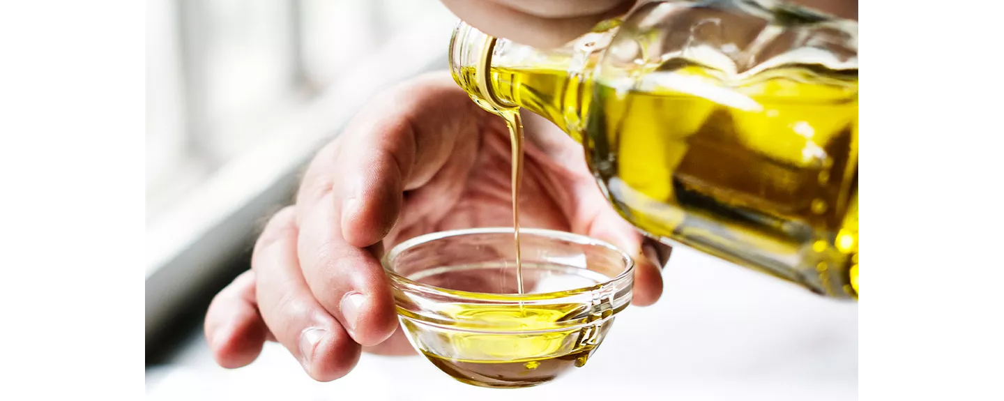 Aceite de oliva para macerar el tofu