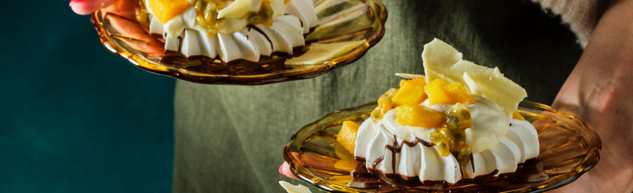 Snelle mini pavlova's met mango en witte chocolade