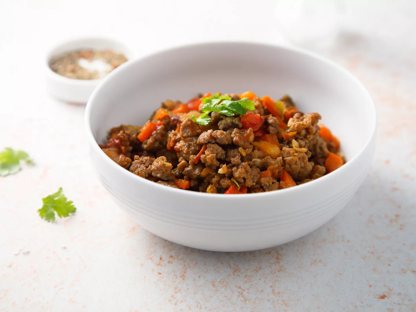 Receta carne picada verduras servida cuenco encimera blanca