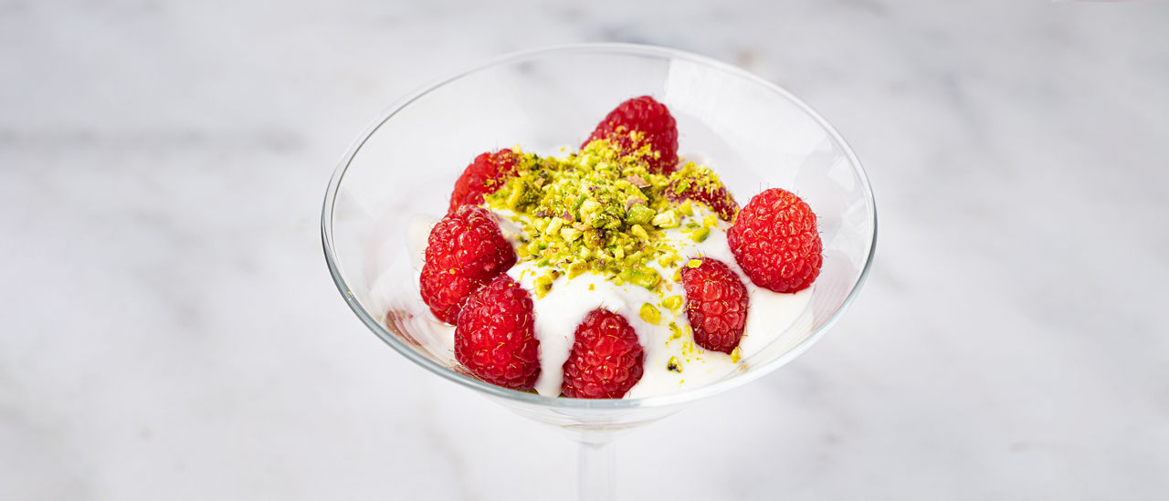 Laagjestoetje met yoghurt, frambozen en pistachenootjes bij ALDI