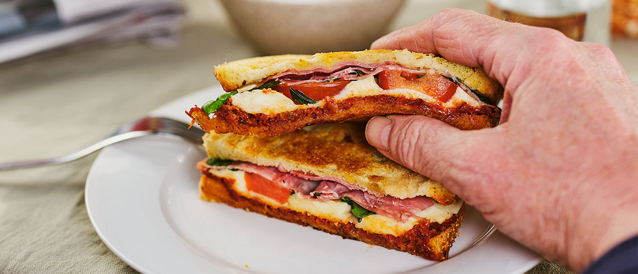 Salami-mozzarellatosti met tomaat