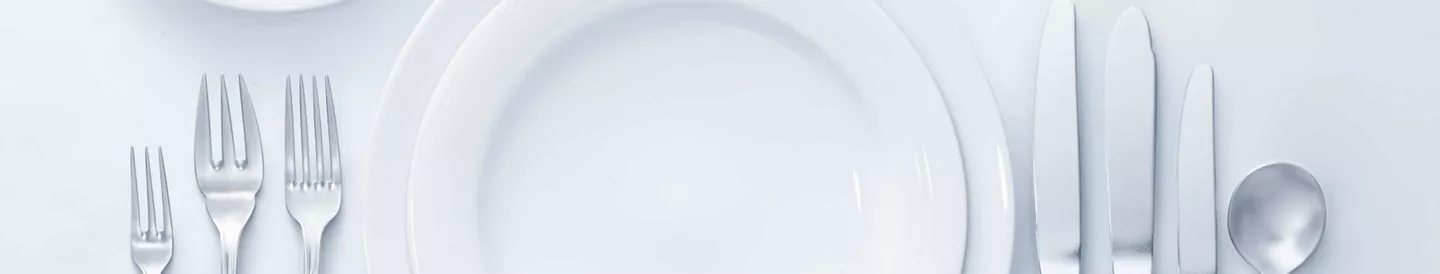 Protocolo orden de colocación de cubiertos, copas y platos en la mesa