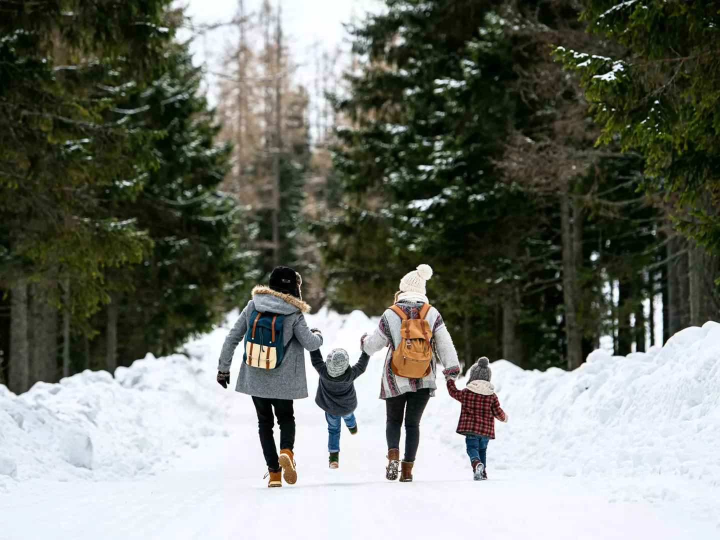 Familia equipada ropa para ir a la nieve