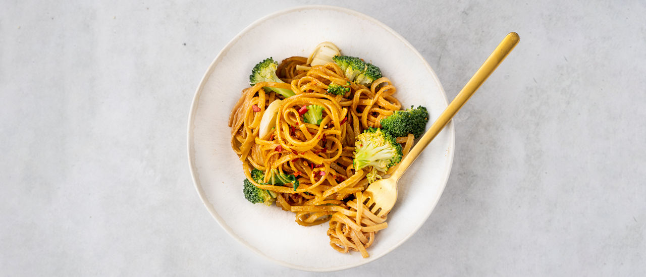 Noodles met broccoli, paksoi en Aziatische dressing - ALDI Supermarkten