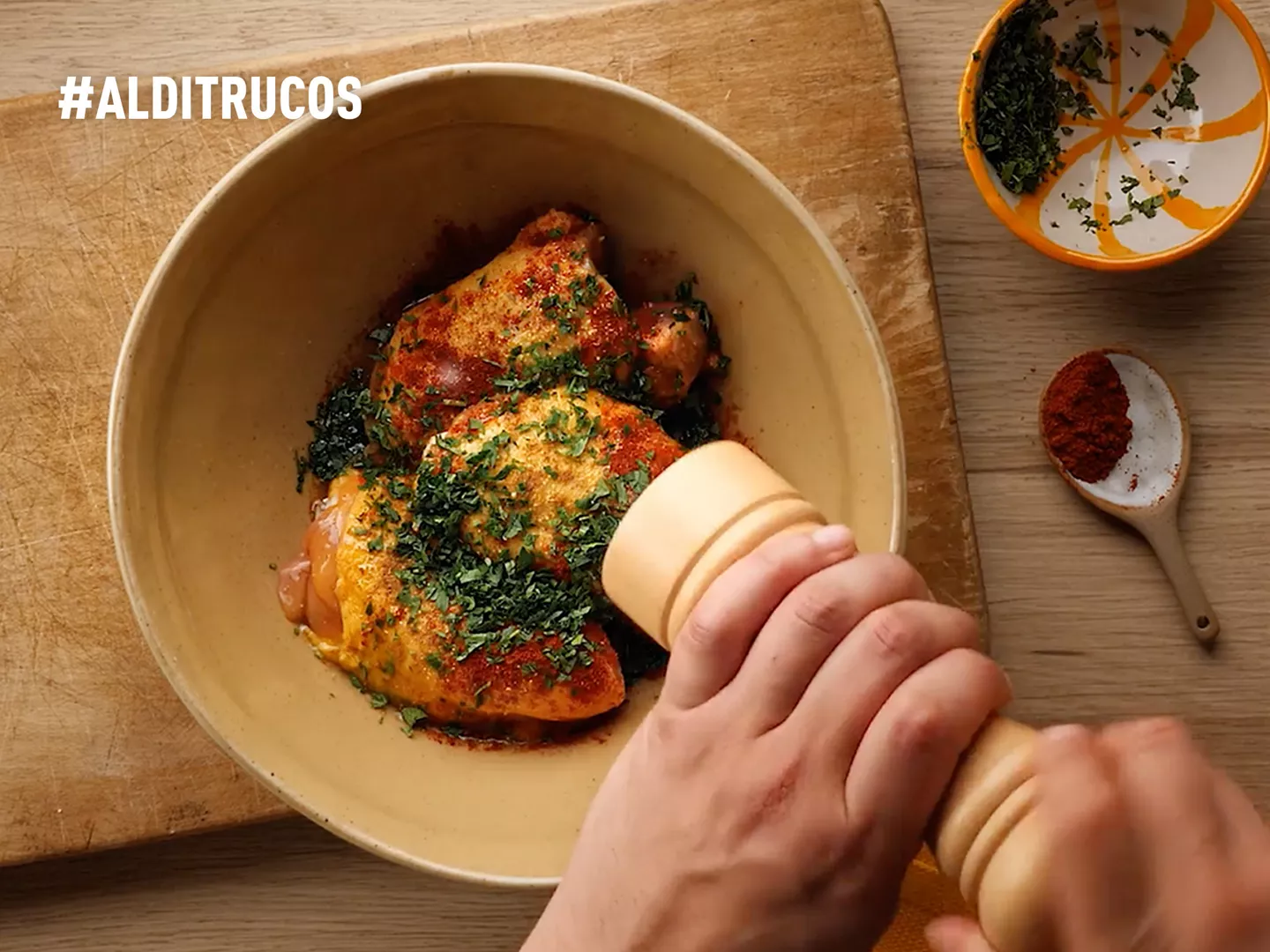 Bol pollo marinado soja laurel granos pimienta